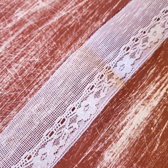 Vintage Bobbin Net Lace Trim. 1 1/2" x 10 yards - Ivory Floral - Picture 4 of 8